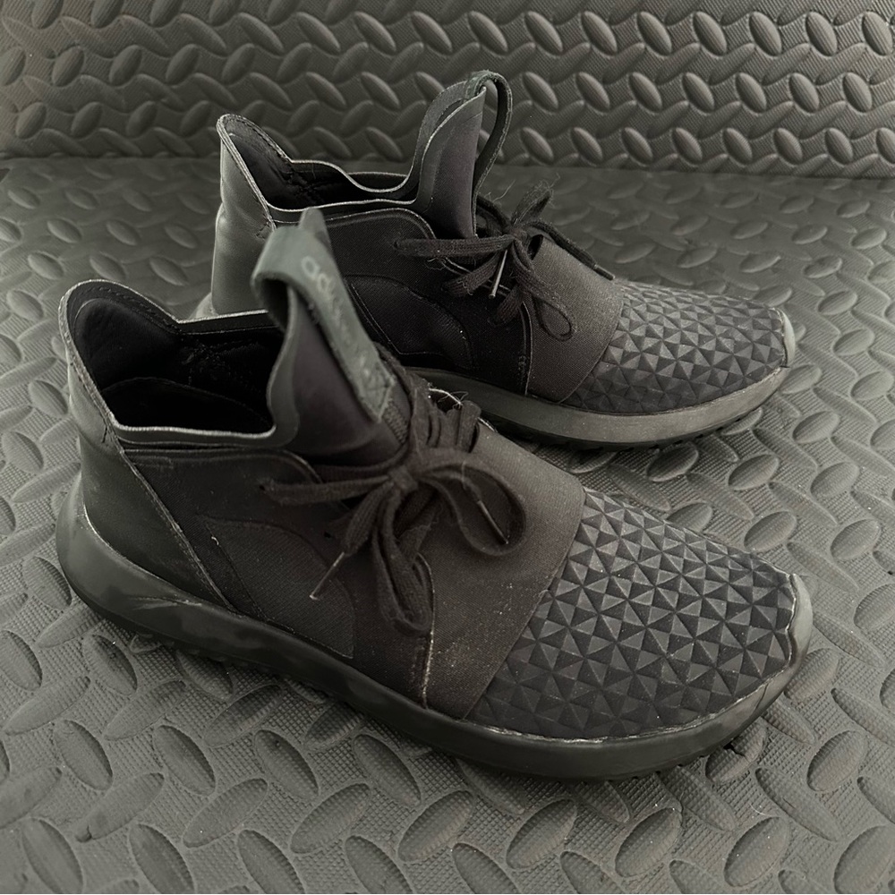 Adidas Tubular Defiant - Black Diamond (Size 7). EUC!